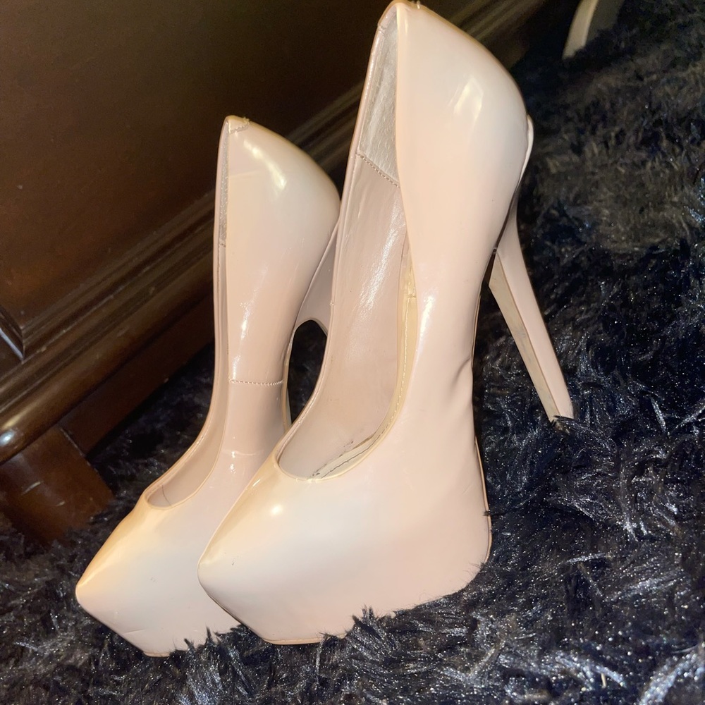 Steve Madden nude patent heels